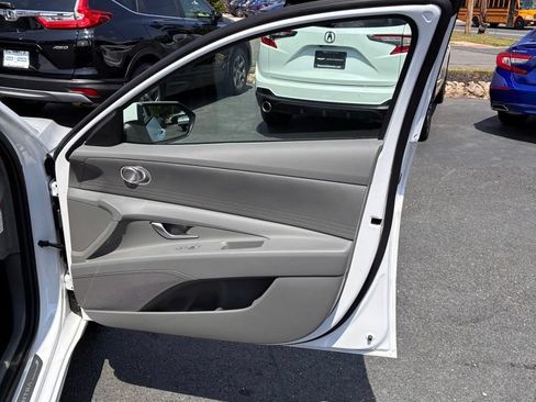 Used 2025 Hyundai Elantra Hybrid FWD image 43
