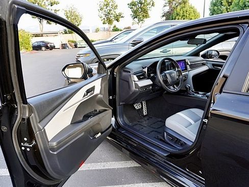 Used 2025 Toyota Camry SE image 33