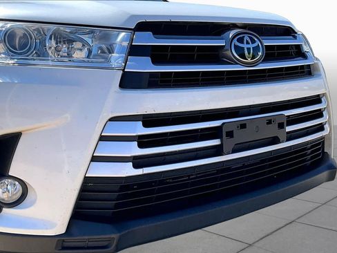 Used 2017 Toyota Highlander Plus FWD image 29