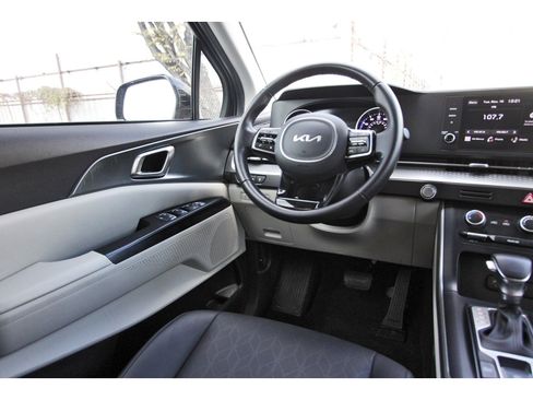 Certified 2024 Kia Carnival LX image 10