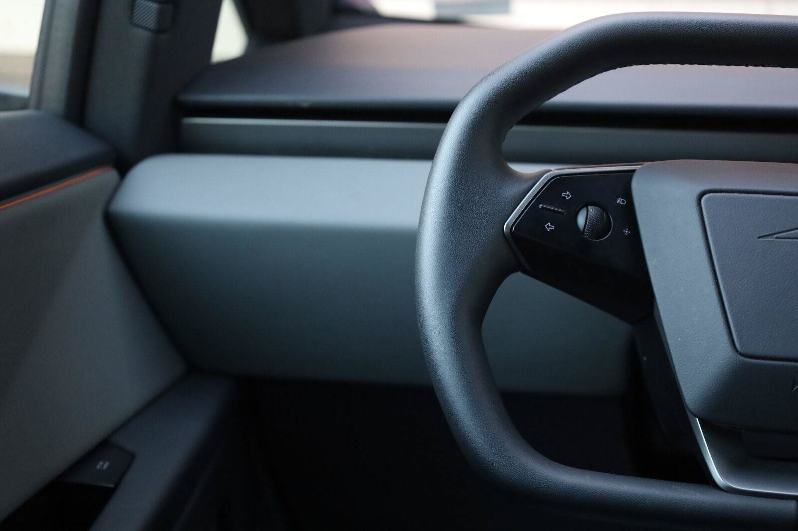 Used 2025 Tesla Cybertruck 2WD Crew Cab image 33