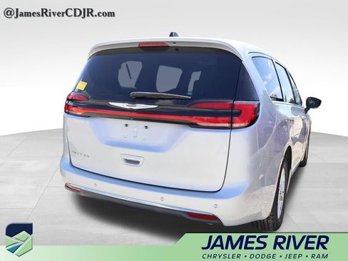 Used 2023 Chrysler Pacifica Touring-L FWD image 13