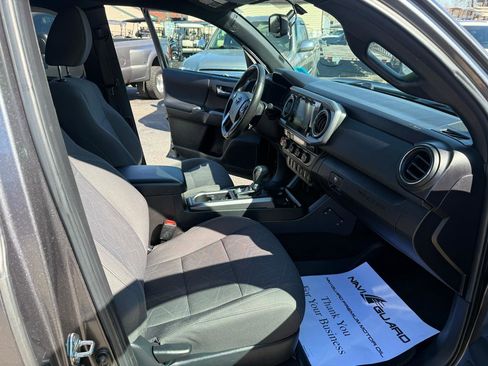 Used 2016 Toyota Tacoma TRD Sport image 17