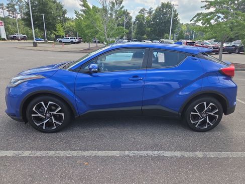 Used 2021 Toyota C-HR XLE FWD image 6