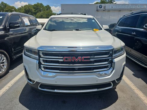 Used 2021 GMC Acadia SLT w/ Technology Package FWD image 2