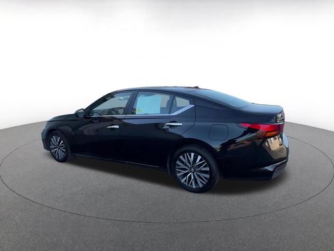 Used 2025 Nissan Altima 2.5 SV FWD image 10