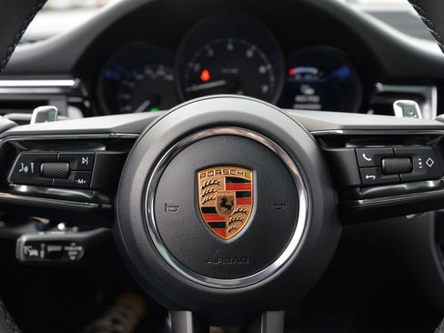Certified 2026 Porsche Macan AWD/4WD image 33