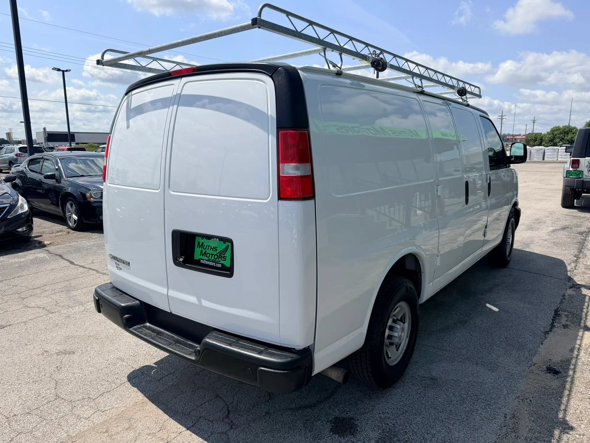 Used 2019 Chevrolet Express 3500 w/ Driver Convenience Package RWD image 3