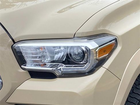 Used 2018 Toyota Tacoma TRD Sport image 5