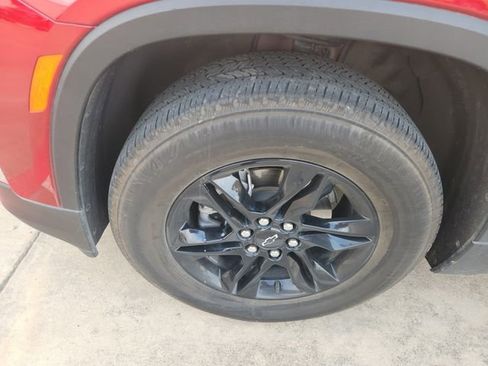 Used 2023 Chevrolet Traverse LT image 9