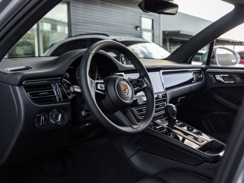 Certified 2026 Porsche Macan AWD/4WD image 4