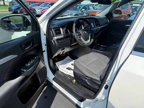 Used 2019 Toyota Highlander LE AWD/4WD image 9