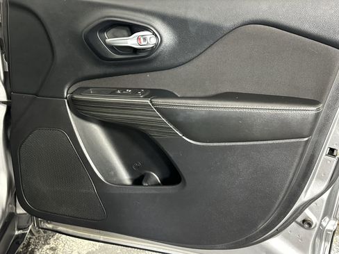 Used 2016 Jeep Cherokee Latitude w/ Comfort/Convenience Group image 35