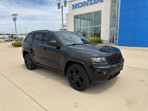 Used 2018 Jeep Grand Cherokee Laredo AWD/4WD image 3