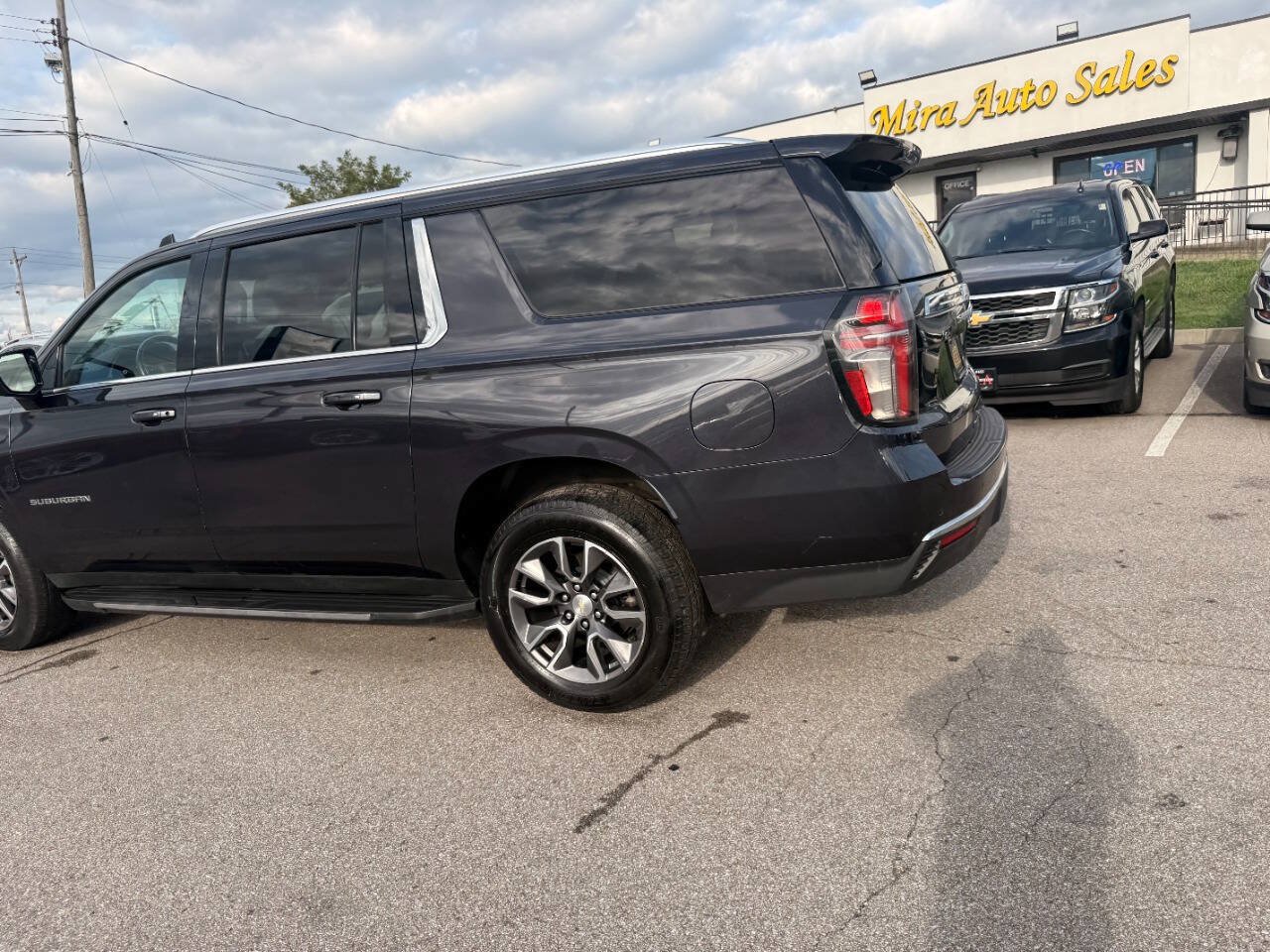 Used 2023 Chevrolet Suburban LT w/ Luxury Package AWD/4WD image 49
