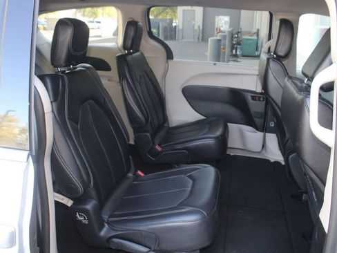 Used 2024 Chrysler Pacifica Touring-L FWD image 14