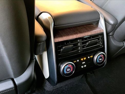 Used 2023 Land Rover Range Rover Long Wheelbase SE image 35