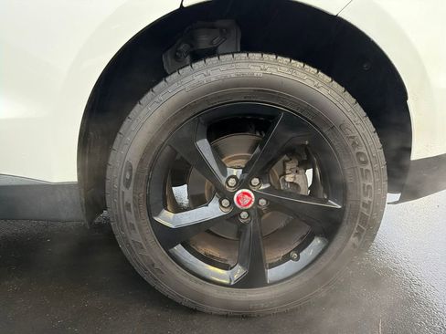 Used 2019 Jaguar F-PACE Premium image 25