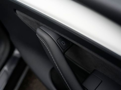 Used 2023 Tesla Model Y Long Range image 37