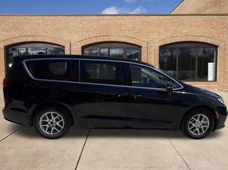 Used 2024 Chrysler Pacifica Touring-L FWD video 3