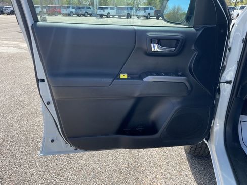 Used 2021 Toyota Tacoma TRD Off-Road w/ Technology Package image 13