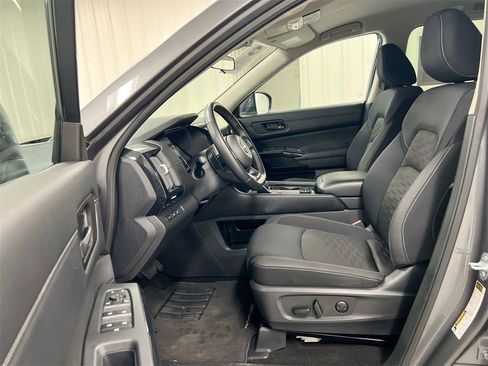 Used 2025 Nissan Pathfinder SV image 19