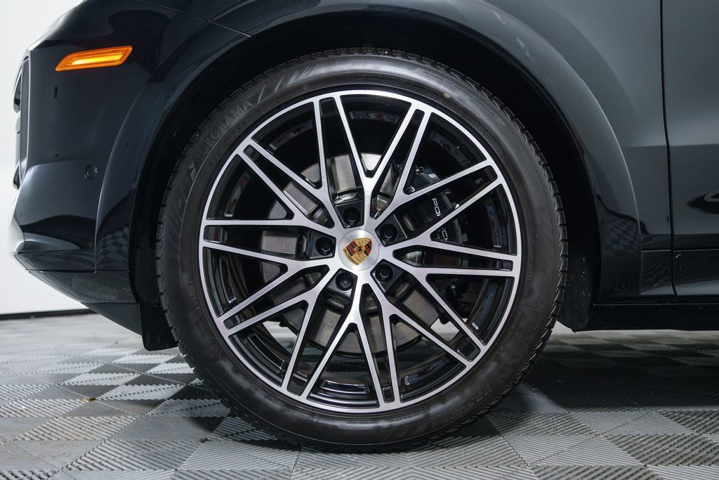 Certified 2026 Porsche Cayenne GTS AWD/4WD image 13
