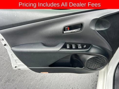 Used 2022 Toyota Prius LE FWD image 3