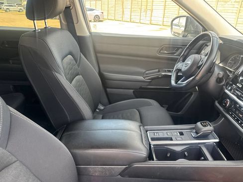 Used 2025 Nissan Pathfinder SV FWD image 28