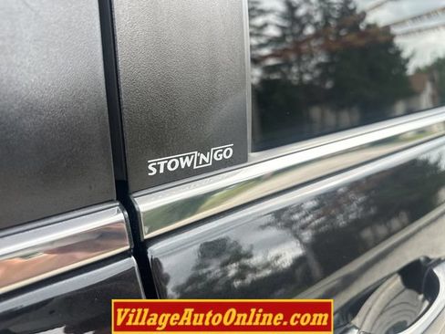Used 2014 Chrysler Town & Country Touring FWD image 9