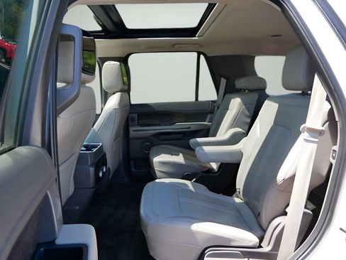 Used 2018 Ford Expedition Limited w/ Driver Assistance Package AWD/4WD image 11