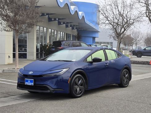 Used 2024 Toyota Prius LE image 8