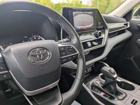 Used 2024 Toyota Highlander LE AWD/4WD image 33