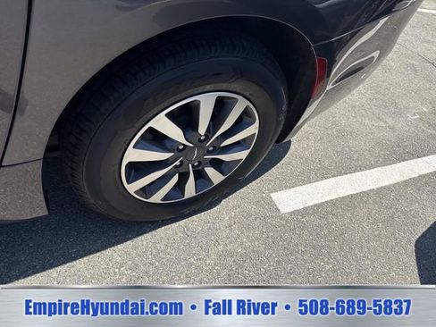 Used 2023 Chrysler Pacifica Touring-L FWD image 14