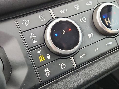 Used 2025 Land Rover Defender 110 S image 28