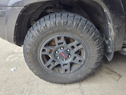 Used 2019 Toyota 4Runner SR5 AWD/4WD image 4