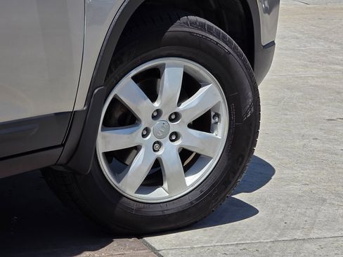 Used 2013 Kia Sorento LX w/ Third Row Pkg image 15