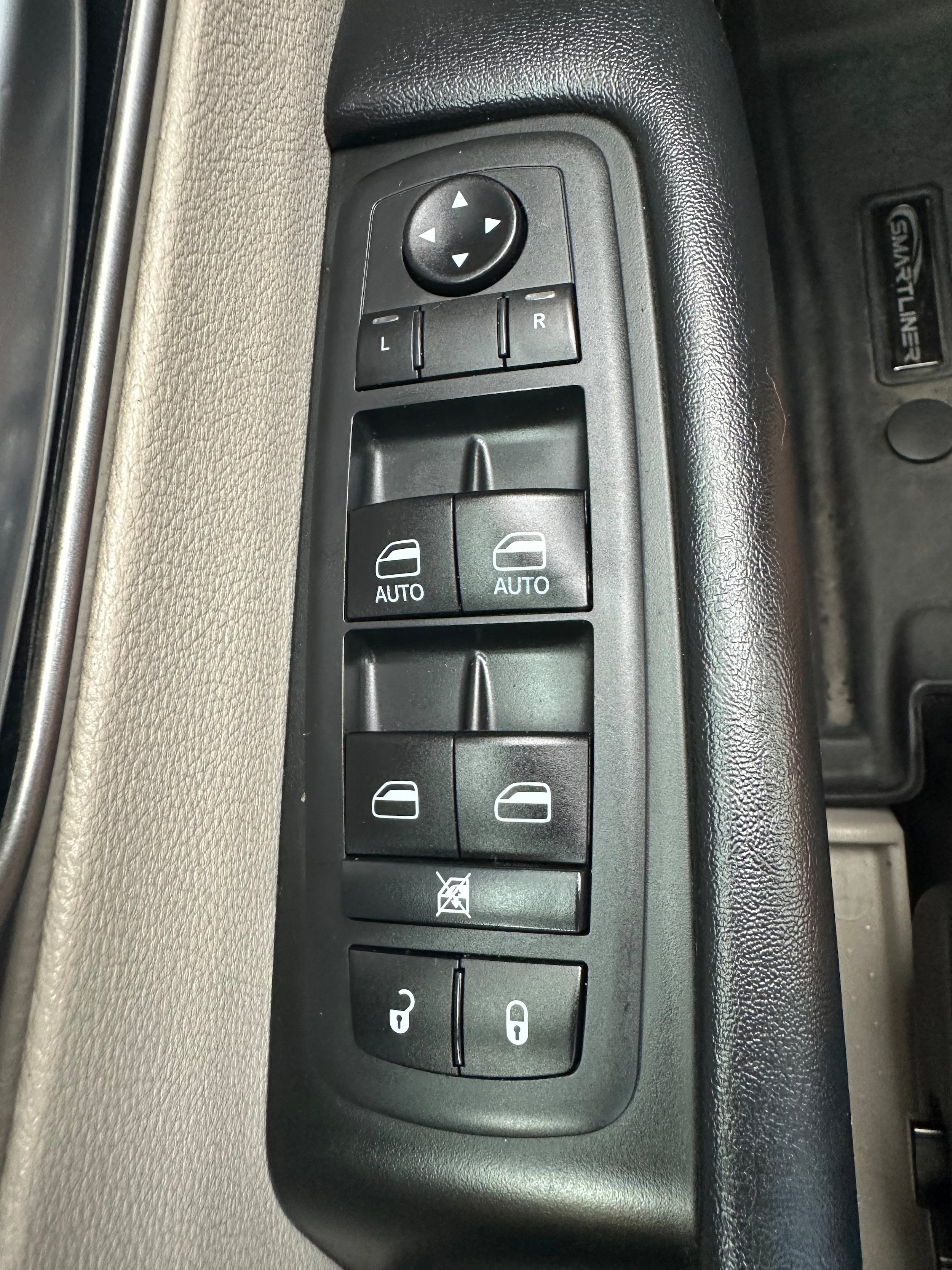 Used 2020 Chrysler Pacifica Touring-L FWD image 29
