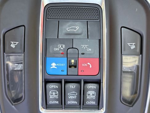 Used 2022 Jeep Grand Cherokee Limited w/ Luxury Tech Group II AWD/4WD image 38
