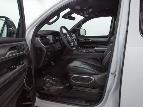 Used 2025 Jeep Wagoneer Series II RWD image 7