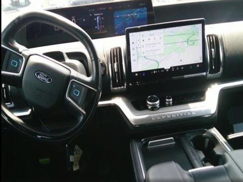 Used 2025 Ford Expedition Platinum w/ Driver's Package AWD/4WD image 7