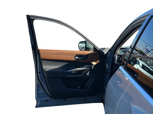 Used 2025 Nissan Pathfinder Platinum image 36