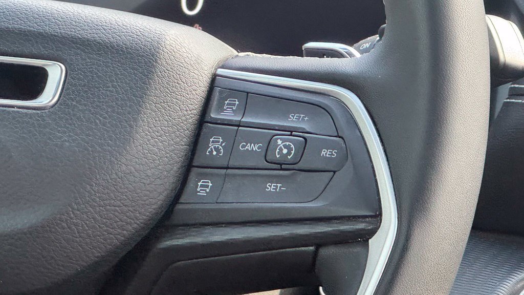 Used 2023 Jeep Grand Cherokee Altitude AWD/4WD image 17