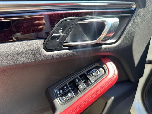 Used 2023 Porsche Macan image 33