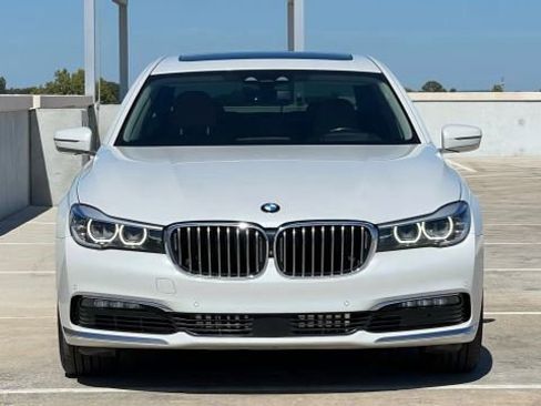 Used 2018 BMW 740i image 4