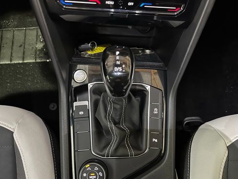 Certified 2025 Volkswagen Taos SE image 17