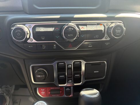 Used 2021 Jeep Gladiator Mojave w/ Trailer Tow Package AWD/4WD image 15
