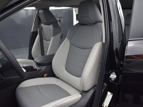 Used 2025 Toyota RAV4 XLE Premium image 23