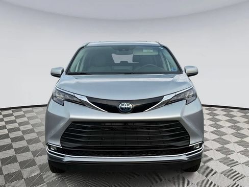 Used 2024 Toyota Sienna XLE FWD image 6