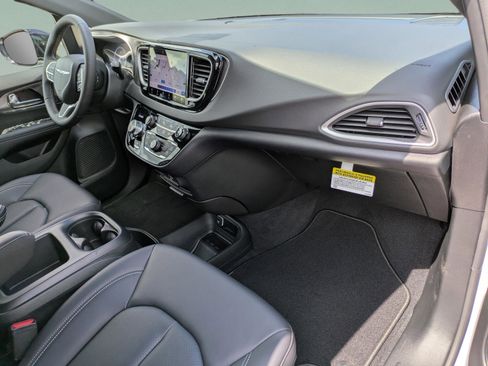 New 2026 Chrysler Voyager LX image 10